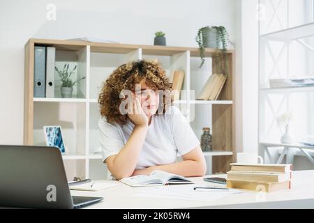 Hausaufgaben Überlastung langweilig Schularbeit Student Mädchen Stockfoto