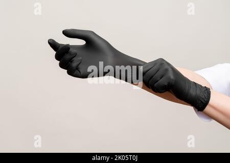 Chef Hände Küchenhygiene schwarze Latexhandschuhe Stockfoto