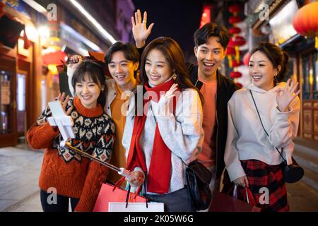 Junge chinesische Freunde, die Selfie mit dem Smartphone machen Stockfoto