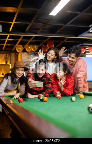Junge chinesische Freunde, die Selfie mit dem Smartphone machen Stockfoto
