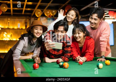 Junge chinesische Freunde, die Selfie mit dem Smartphone machen Stockfoto