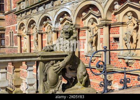 Löwenstatue am Eingang zum Schloss Frederiksborg in Hillerod, Dänemark Stockfoto