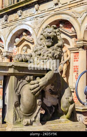 Löwenstatue am Eingang zum Schloss Frederiksborg in Hillerod, Dänemark Stockfoto