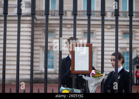 London, Großbritannien. 09. September 2022. Die offizielle königliche Ankündigung des Todes von Königin Elizabeth II. Wird aus den Toren des Buckingham Palace entfernt.Quelle: Michael Tubi/Alamy Live News Stockfoto