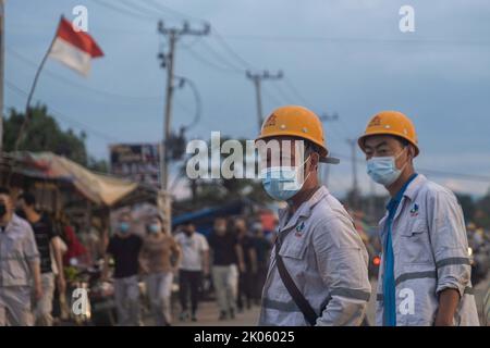 Konawe, Indonesien. 09. September 2022. Ausländische Arbeitnehmer (TKA) aus China, die bei PT arbeiten. VDNI (Virtue Dragon Nickel Industry) werden nach ihren Arbeitszeiten gesehen und bereiten sich auf Schichtwechsel in Konawe vor. Ein Hüttenunternehmen in Morosi, Konawe, Südost-Sulawesi, nämlich PT. VDNI und PT. OSS sind Bergbaugebiete und werden zu einem der wichtigsten nationalen Objekte. Kredit: SOPA Images Limited/Alamy Live Nachrichten Stockfoto