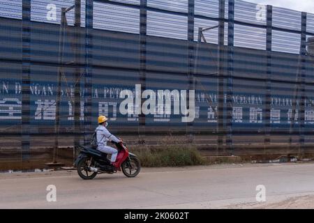 Konawe, Indonesien. 09. September 2022. PT. VDNI-Arbeiter (Virtue Dragon Nickel Industry) fährt nach seiner Arbeit in Konawe nach Hause. Ein Hüttenunternehmen in Morosi, Konawe, Südost-Sulawesi, nämlich PT. VDNI und PT. OSS sind Bergbaugebiete und werden zu einem der wichtigsten nationalen Objekte. Kredit: SOPA Images Limited/Alamy Live Nachrichten Stockfoto