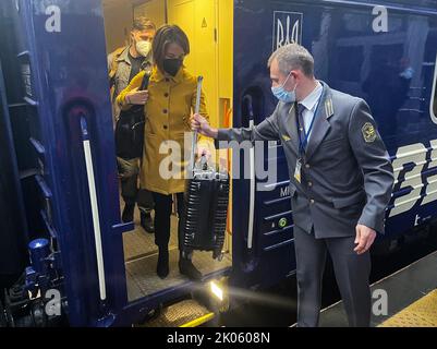 Kiew, Ukraine. 10. September 2022. Die deutsche Außenministerin Annalena Baerbock (Bündnis 90/die Grünen) kommt am Bahnhof in Kiew an. Quelle: Michael Fischer/dpa/Alamy Live News Stockfoto