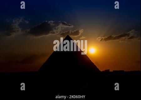 Sonnenuntergang an der Pyramide von Kefren, in der Wüste von Kairo Stockfoto