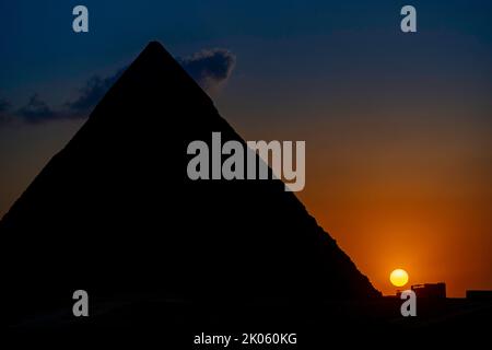 Sonnenuntergang an der Pyramide von Kefren, in der Wüste von Kairo Stockfoto