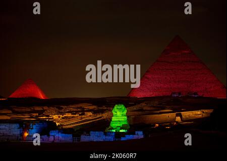 Blick auf die Pyramiden von Menkaure und Kefren beleuchtet neben der Sphinx von Gizeh Stockfoto