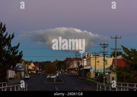 In der Dämmerung schwebt eine Sturmwolke über der Stadt Glen Innes in Neuengland im Norden von New South wales, australien Stockfoto