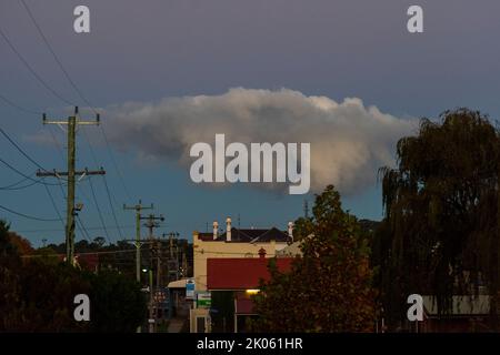 In der Dämmerung schwebt eine Sturmwolke über der Stadt Glen Innes in Neuengland im Norden von New South wales, australien Stockfoto