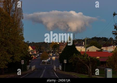 In der Dämmerung schwebt eine Sturmwolke über der Stadt Glen Innes in Neuengland im Norden von New South wales, australien Stockfoto