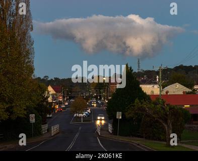 In der Dämmerung schwebt eine Sturmwolke über der Stadt Glen Innes in Neuengland im Norden von New South wales, australien Stockfoto