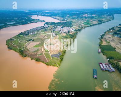 Sanjiangkou, Nanning, Guangxi, China, die Trennlinie, an der sich die beiden Flüsse treffen Stockfoto