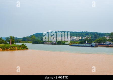 Sanjiangkou, Nanning, Guangxi, China, die Trennlinie, an der sich die beiden Flüsse treffen Stockfoto