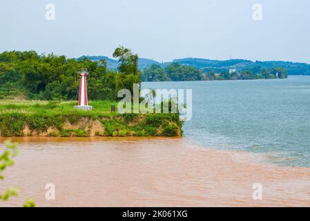 Sanjiangkou, Nanning, Guangxi, China, die Trennlinie, an der sich die beiden Flüsse treffen Stockfoto