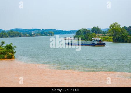 Sanjiangkou, Nanning, Guangxi, China, die Trennlinie, an der sich die beiden Flüsse treffen Stockfoto