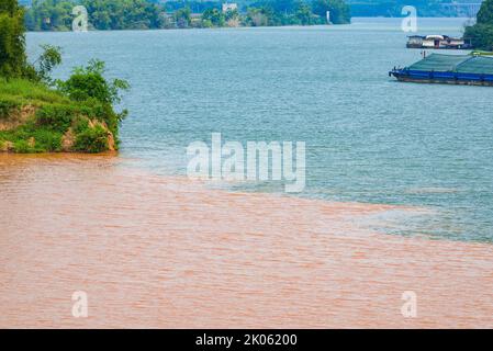 Sanjiangkou, Nanning, Guangxi, China, die Trennlinie, an der sich die beiden Flüsse treffen Stockfoto