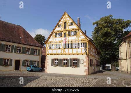 Alte Lateinschule, Fachwerkhaus, Altstadt, Martin-Luther-Platz in der deutschen Stadt Weissenburg, Sommer. August. Stockfoto