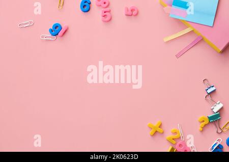 Schulbedarf Zubehör auf rosa Hintergrund, Flatlay, Draufsicht. Stockfoto