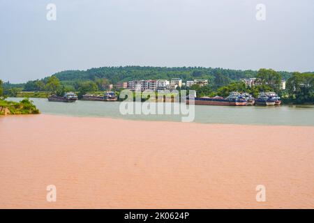 Sanjiangkou, Nanning, Guangxi, China, die Trennlinie, an der sich die beiden Flüsse treffen Stockfoto