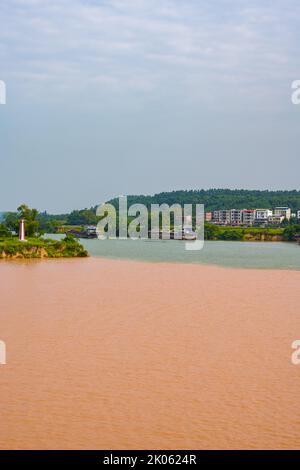 Sanjiangkou, Nanning, Guangxi, China, die Trennlinie, an der sich die beiden Flüsse treffen Stockfoto