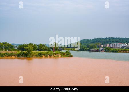 Sanjiangkou, Nanning, Guangxi, China, die Trennlinie, an der sich die beiden Flüsse treffen Stockfoto