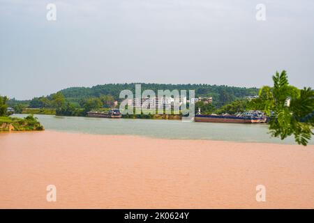 Sanjiangkou, Nanning, Guangxi, China, die Trennlinie, an der sich die beiden Flüsse treffen Stockfoto