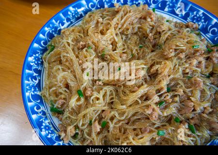 Ein köstliches chinesisches Gericht, gebratene Reisnudeln mit Hackfleisch, der Name des Gerichts ist Ameisen auf dem Baum Stockfoto