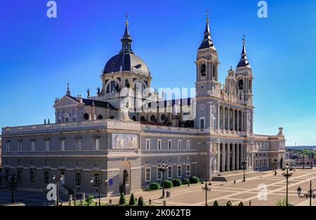 Luftaufnahme der Kathedrale unserer Lieben Frau von La Almudena und der Plaza de la Armeria in Madrid, Spanien, die 1993 von Papst Johannes Paul II. Geweiht wurde Stockfoto