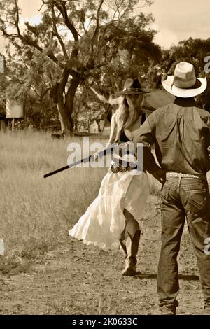 BLEIB ZURÜCK, COWBOY, SIE WIRD DICH ERSCHIESSEN Stockfoto