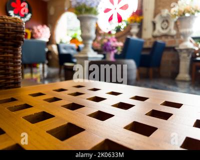 Der leere Couchtisch über dem Hintergrund eines unverschämten Cafés. Weichfokus Stockfoto