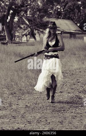 COWGIRLS UND WAFFEN, SIE WIRD DICH ERSCHIESSEN Stockfoto