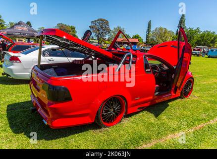 holden ss ute mit Flügeltüren, in rot, stark angepasst auf dem 'glen on wheels' Car Festival in glen innes in New South wales, australien, 2016 Stockfoto