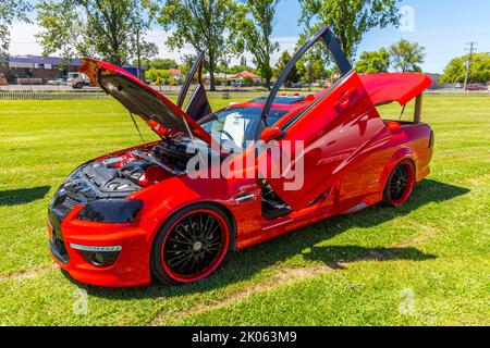 holden ss ute mit Flügeltüren, in rot, stark angepasst auf dem 'glen on wheels' Car Festival in glen innes in New South wales, australien, 2016 Stockfoto