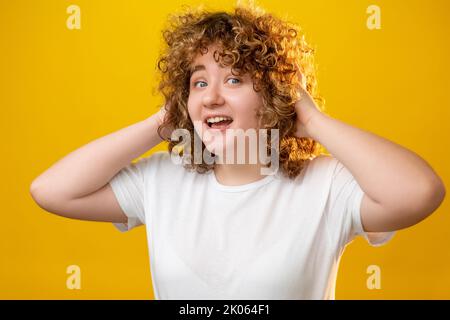 Aufgeregt Frau übergewichtig Schönheit Körper positive Mädchen Stockfoto