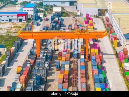 NANTONG, CHINA - 10. SEPTEMBER 2022 - am Haian Railway Logistics-Stützpunkt in Nantong, Jiang, betreiben Arbeiter schwere Hebezeuge zum Anheben von Containern Stockfoto