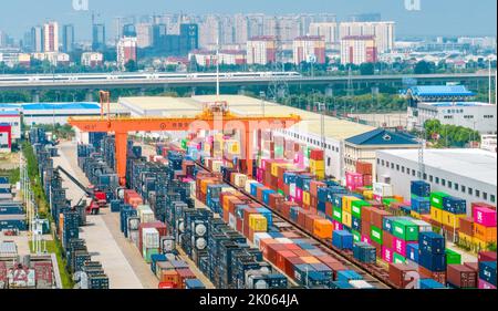 NANTONG, CHINA - 10. SEPTEMBER 2022 - am Haian Railway Logistics-Stützpunkt in Nantong, Jiang, betreiben Arbeiter schwere Hebezeuge zum Anheben von Containern Stockfoto