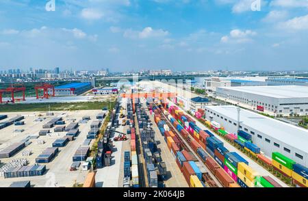 NANTONG, CHINA - 10. SEPTEMBER 2022 - am Haian Railway Logistics-Stützpunkt in Nantong, Jiang, betreiben Arbeiter schwere Hebezeuge zum Anheben von Containern Stockfoto