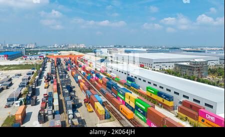 NANTONG, CHINA - 10. SEPTEMBER 2022 - am Haian Railway Logistics-Stützpunkt in Nantong, Jiang, betreiben Arbeiter schwere Hebezeuge zum Anheben von Containern Stockfoto