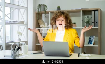 Erstaunlich Deal Kunden belohnen Frau Laptop Büro Stockfoto