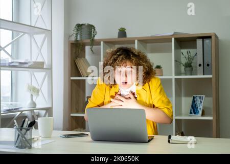 Softwareprobleme schockierten Frau Laptop Arbeitsplatz Stockfoto