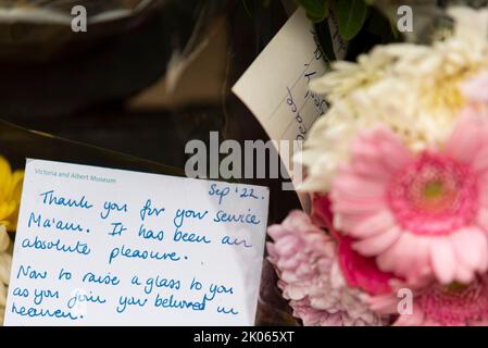 Westminster, London, Großbritannien. 10. September 2022. Nach dem Tod der Königin am Donnerstag haben Mitglieder der Öffentlichkeit den Buckingham Palace besucht, um ihr den Tod zu ehren und Blumen, Geschenke und Botschaften zu hinterlassen Stockfoto