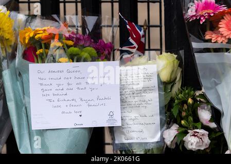 Westminster, London, Großbritannien. September 2022. Nach dem Tod der Königin Elisabeth II. Am Donnerstag haben Mitglieder der Öffentlichkeit den Buckingham Palace besucht, um ihren Tod zu ehren und Blumen, Geschenke und Botschaften zu hinterlassen Stockfoto