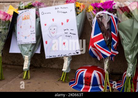 Westminster, London, Großbritannien. September 2022. Nach dem Tod der Königin Elisabeth II. Am Donnerstag haben Mitglieder der Öffentlichkeit den Buckingham Palace besucht, um ihren Tod zu ehren und Blumen, Geschenke und Botschaften zu hinterlassen Stockfoto