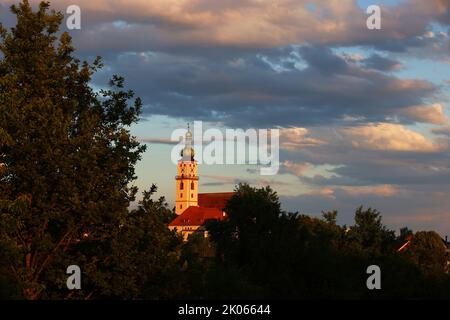 Kirche, Kirchturm in der Altstadt oder Innenstadt mit Schloss und dramatischen Wolken in Sulzbach Rosenberg, Amberg, Oberpfalz, Bayern! Stockfoto