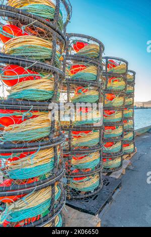 Angelausrüstung und Fischfallen am Meer mit blauem Himmel Hintergrund. Nahaufnahme von Fangkörben und Fäden, die von Fischern zum Fang von Fischen und Fischen verwendet werden Stockfoto