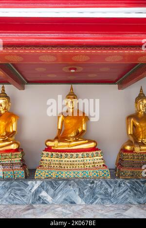 Statuen von Buddha im Tempel Wat Pho, Bangkok Thailand. Goldene Statuen werden in Reihe im alten spirituellen Zentrum des Buddhismus platziert. Berühmter Tourist destin Stockfoto