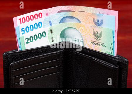 Indonesisches Geld in der schwarzen Brieftasche eine neue Serie von Banknoten Stockfoto